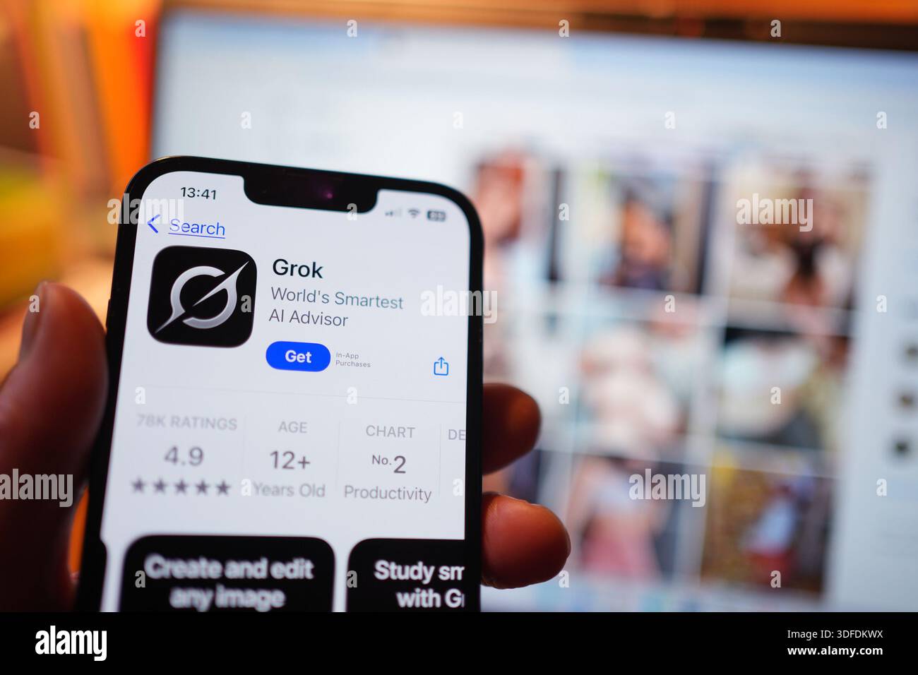 Dateifoto vom 01/26 der KI-App Grok im App Store auf einem iPhone, vor dem Hintergrund von Suchergebnissen, die auf der Social-Media-Plattform X (ehemals Twitter) auf einem Laptop angezeigt werden. Das OFCOM hat eine förmliche Untersuchung eingeleitet, ob die Social-Media-Plattform X die britischen Gesetze eingehalten hat, nachdem berichtet wurde, dass sein KI-Chatbot Grok sexualisierte Bilder von Kindern erstellt und geteilt hat, so die Regulierungsbehörde. Ausgabedatum: Montag, 12. Januar 2026. Stockfoto