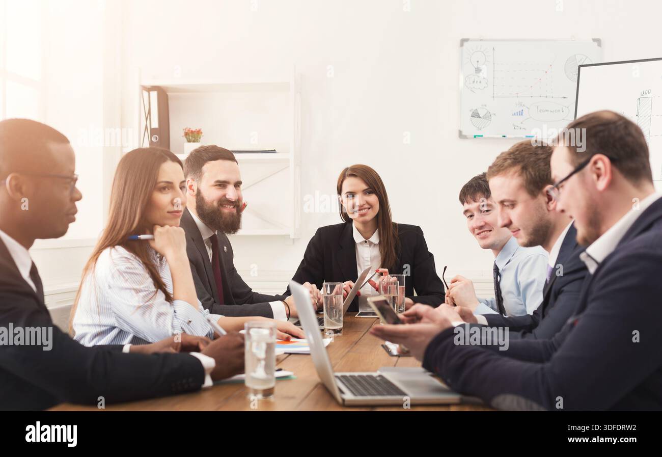 Die Teammitglieder nahmen am Nachmittag an einer Sitzung zur strategischen Planung im Modern Office Teil Stockfoto