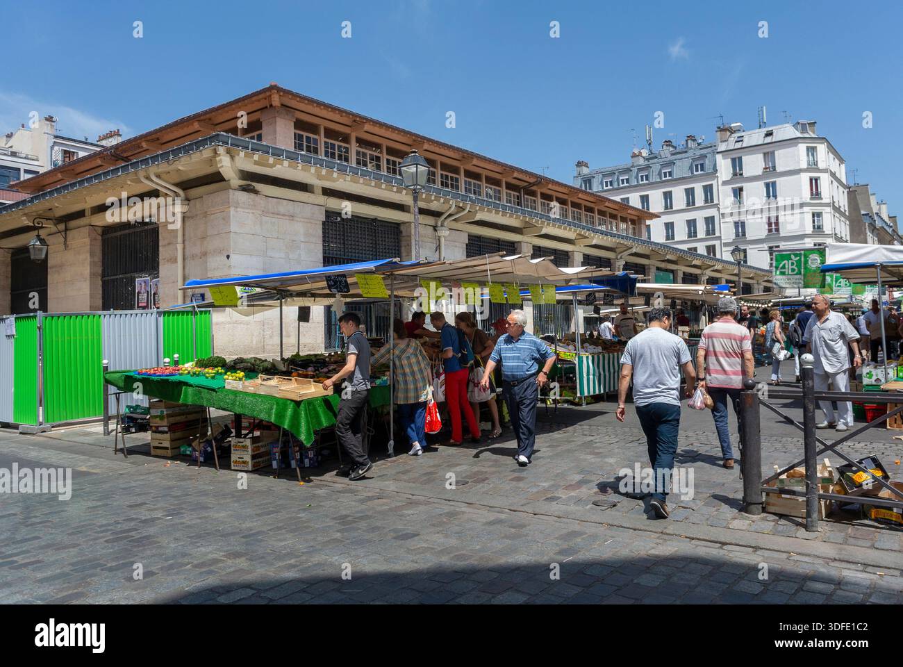 Paris, Frankreich, Menschenmenge, Einkaufen, Straßenmarkt Frankreich, Lokaler französischer Lebensmittelmarkt, "Le Marché Beauvau", (Place d’Aligre) Stockfoto