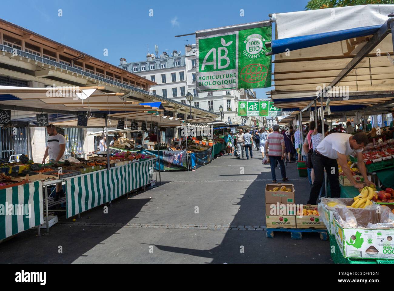 Paris, Frankreich, Menschenmenge, Einkaufen, Straßenmarkt Frankreich, Lokaler französischer Lebensmittelmarkt, "Le Marché Beauvau", (Place d’Aligre) Stockfoto