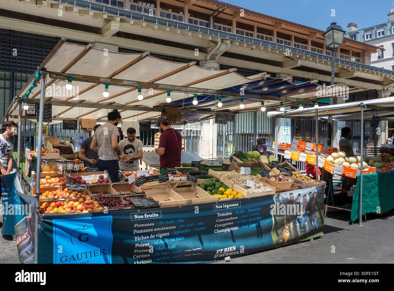 Paris, Frankreich, Menschenmenge, Einkaufen, Straßenmarkt Frankreich, Lokaler französischer Lebensmittelmarkt, "Le Marché Beauvau", (Place d’Aligre) Stockfoto