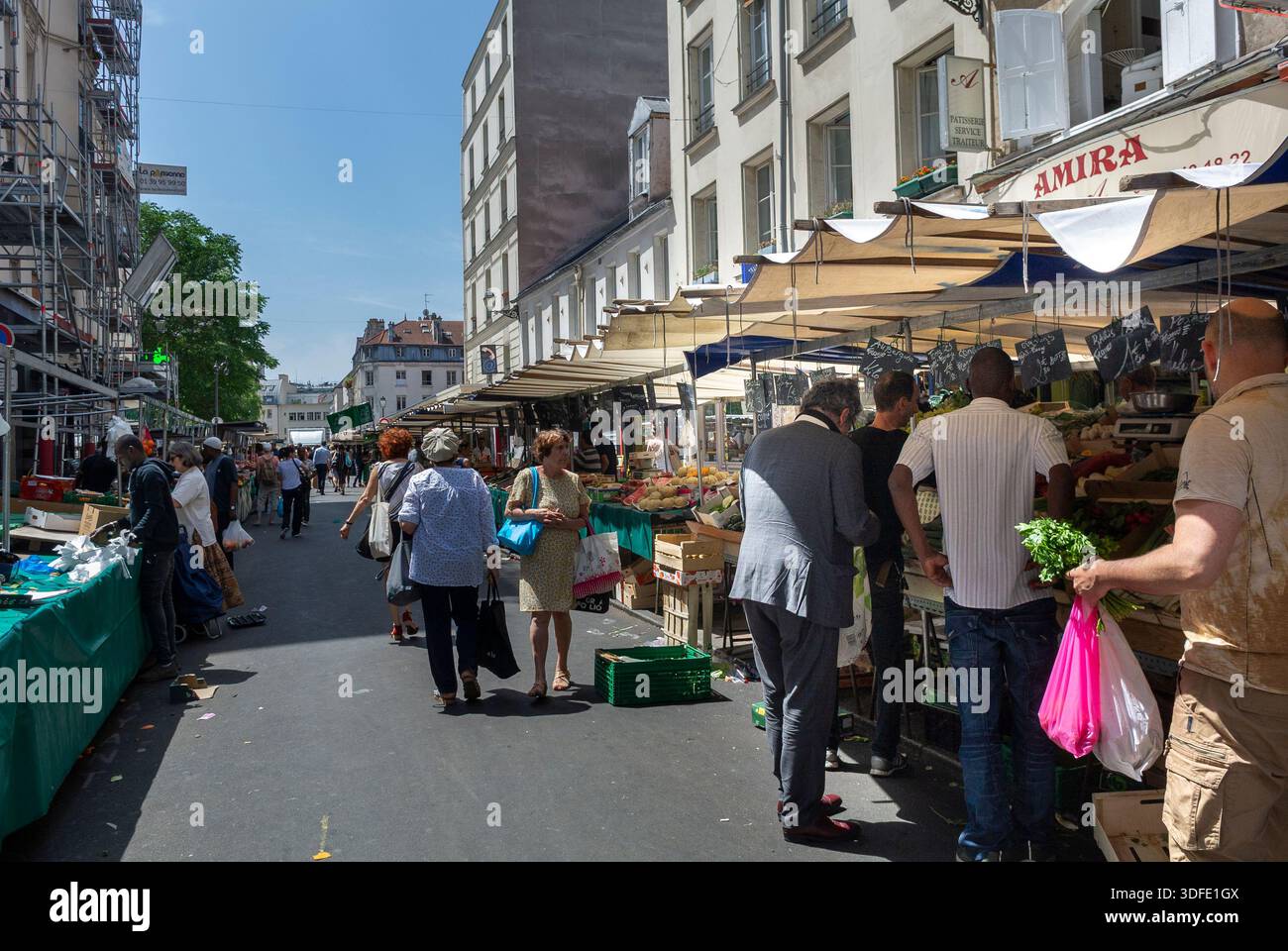 Paris, Frankreich, Menschenmenge, Einkaufen, Straßenmarkt Frankreich, Lokaler französischer Lebensmittelmarkt, "Le Marché Beauvau", (Place d’Aligre) Stockfoto