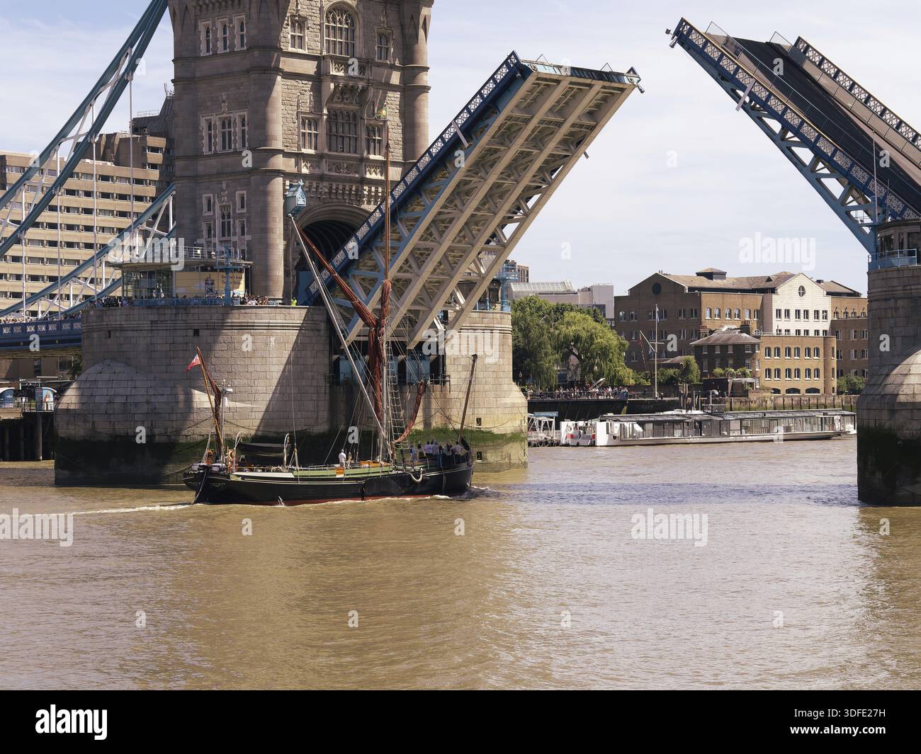 Offene Tower Bridge Und Traditionelles Lastkahn Stockfoto