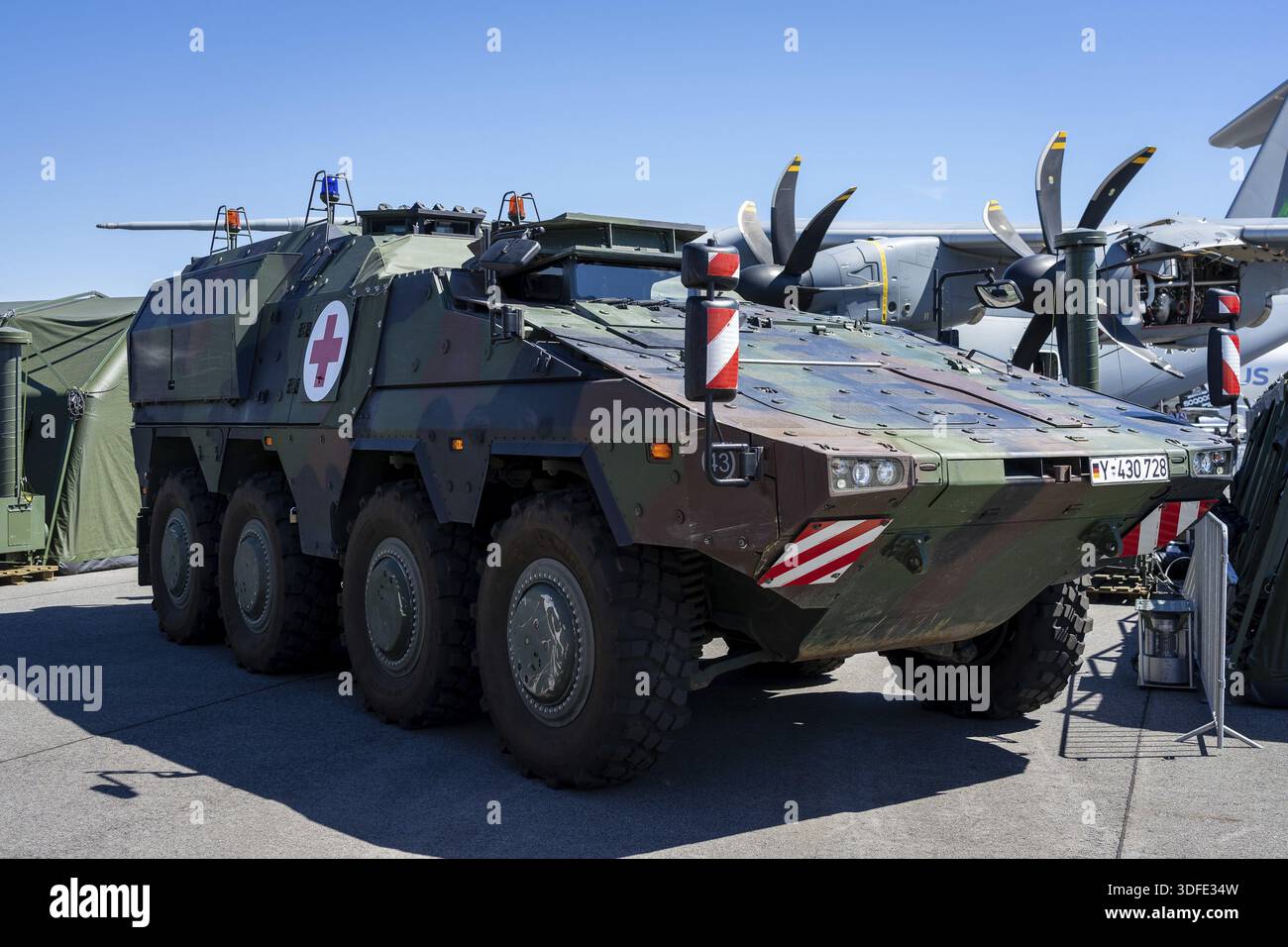 BERLIN, DEUTSCHLAND - 23. JUNI 2022: Gepanzerter Kampfwagen GTK Boxer BAT (medizinischer Transport). Ausstellung ILA Berlin Air Show 2022 Stockfoto