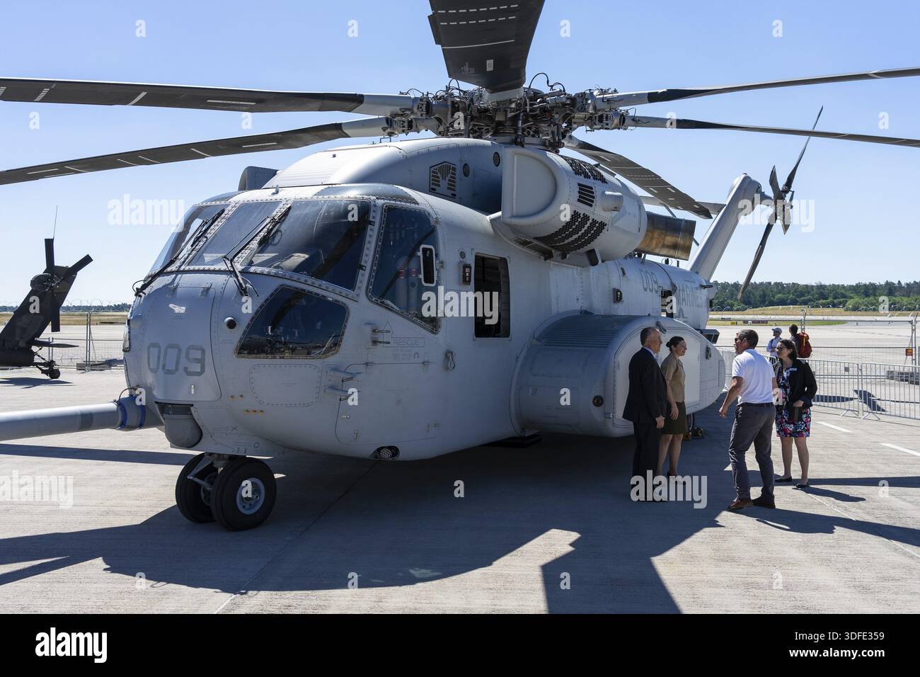 BERLIN, DEUTSCHLAND - 23. JUNI 2022: Schwerhubschrauber Sikorsky CH-53K King Hallion vom United States Marine Corps auf dem Flugplatz. Ausstellung I Stockfoto