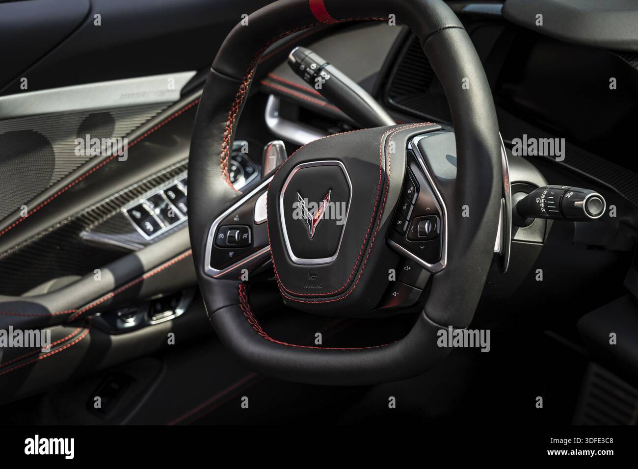 DIEDERSDORF, DEUTSCHLAND - 21. AUGUST 2021: Innenraum des Sportwagens Chevrolet Corvette (C8), Nahaufnahme. Die Ausstellung der US Car Classics Stockfoto