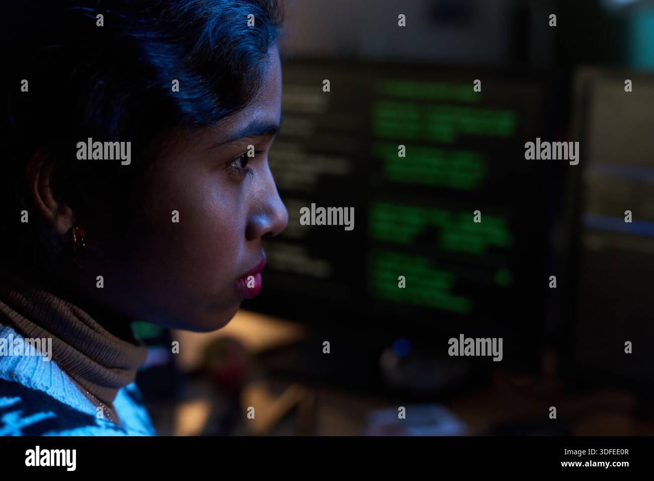 Junge südasiatische Frau, die sich während der Arbeit am Computerbildschirm konzentriert Stockfoto