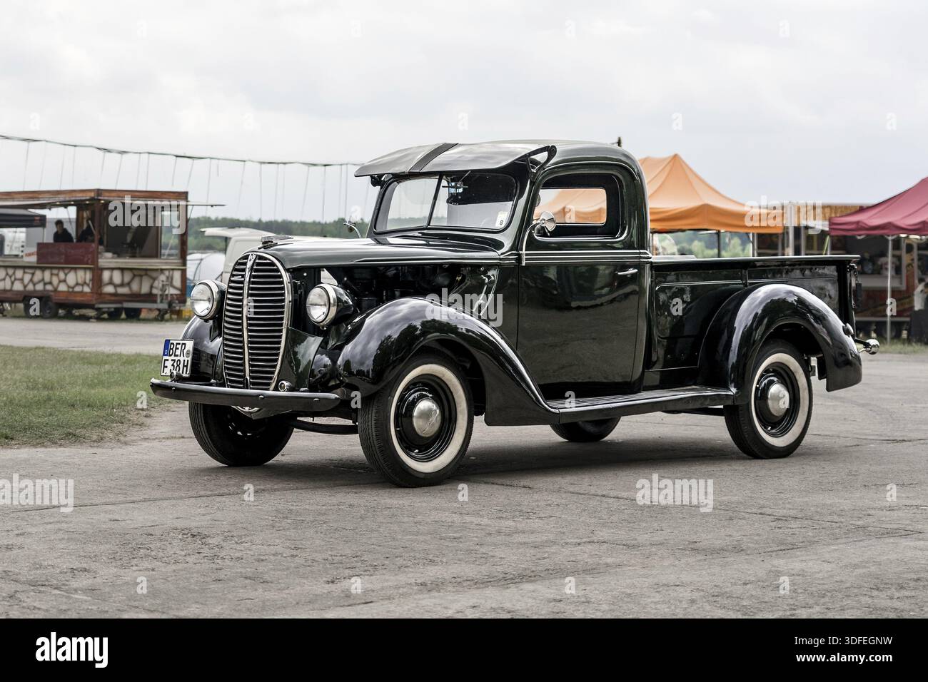 FINOWFURT, DEUTSCHLAND - 11. MAI 2024: Der Pickup Truck Ford V8, 1938. Saisoneröffnung des Race 61 Festivals Stockfoto