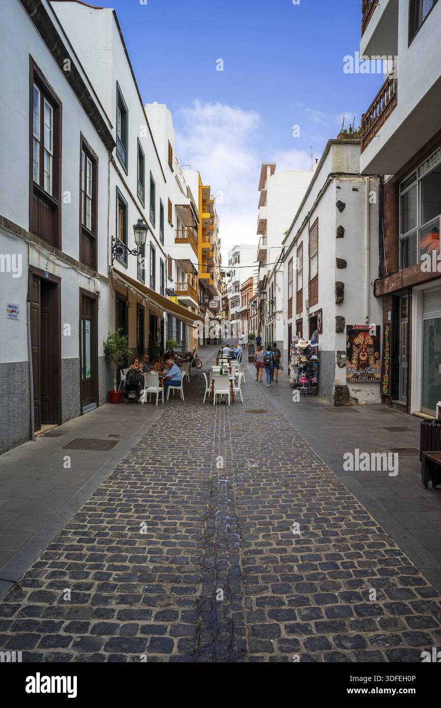 ICOD DE LOS VINOS, TENERIFFA, SPANIEN - 20. JULI 2023: Alte Straßen der Altstadt von Icod de los Vinos an der Nordküste Teneriffas Stockfoto