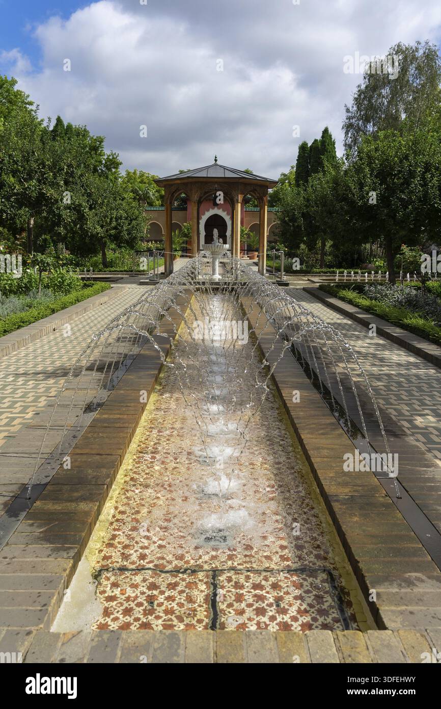 Traditioneller Innenhof eines marokkanischen Gartens. Einige kleine Springbrunnen Stockfoto