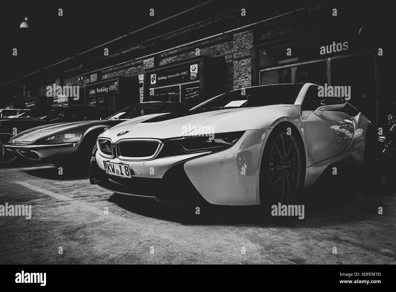 BERLIN - 11. MAI 2019: Plug-in Hybrid-Sportwagen BMW i8. Schwarz-weiß, Stilrichtung. 32. Berlin-Brandenburg Oldtimer-Tag Stockfoto