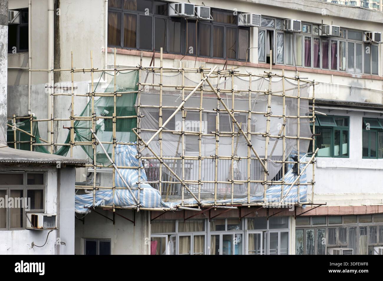 Bambus-Gerst auf Gebudehhe in den Straen von Hong Kong Stockfotografie  - Alamy