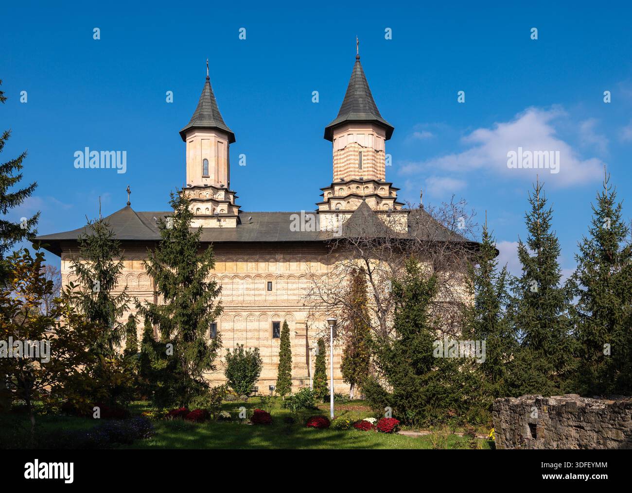 Kloster Galata, Rumänien - 23. oktober. 2025. Die Hauptkirche des Klosters Galata in Ia?i, Rumänien, mit zwei charakteristischen konischen Türmen und Blick auf die umliegenden Bäume und Gärten Stockfoto