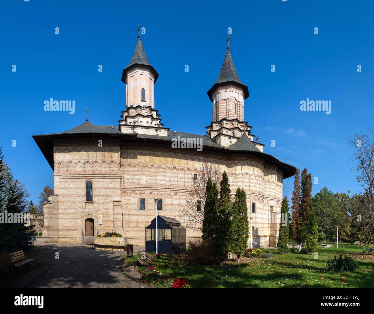 Kloster Galata, Rumänien - 23. oktober. 2025. Die Hauptkirche des Klosters Galata in Ia?i, Rumänien, mit zwei charakteristischen konischen Türmen und Blick auf die umliegenden Bäume und Gärten Stockfoto