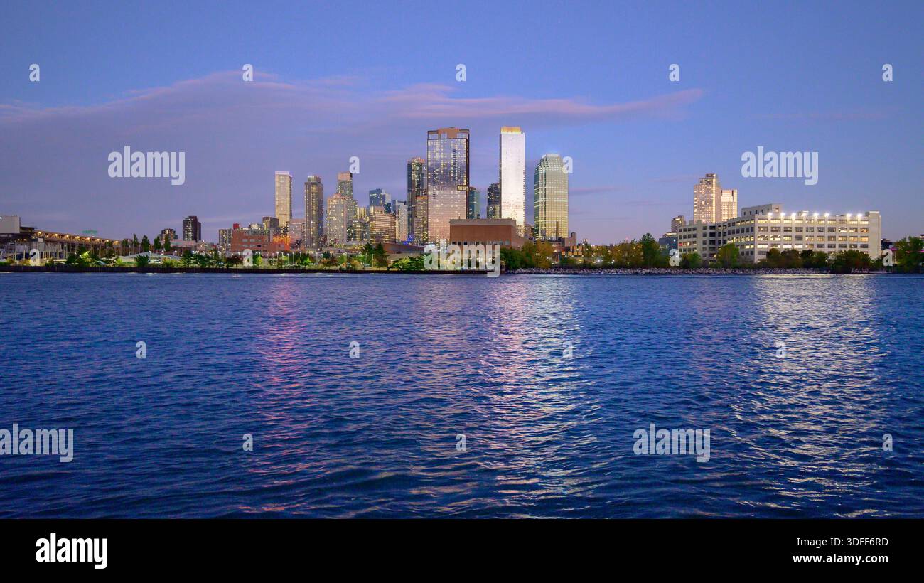 Skyline von Long Island City über den East River, Blick von Roosevelt Island in New York City. Stockfoto
