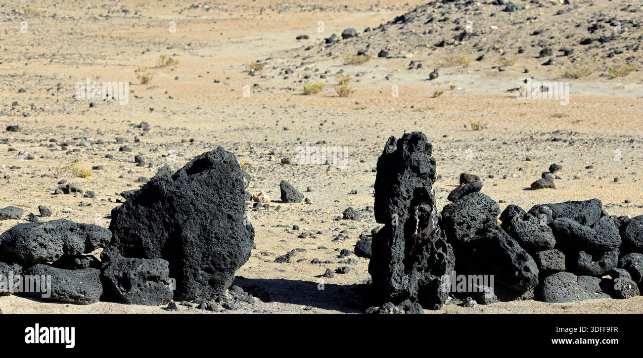 Wüstendünen und offenes Tor, Fuerteventura, Kanarische Inseln, Spanien. Dezember 2025 Stockfoto