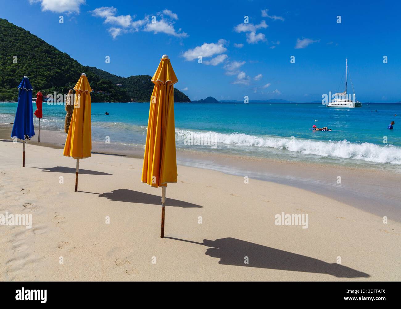 Sonnenschirme am idyllischen Sandstrand mit weißem Sand und türkisfarbenem Wasser der Cane Garden Bay in Tortola, British Virgin Islands, Caribbean Islands Stockfoto