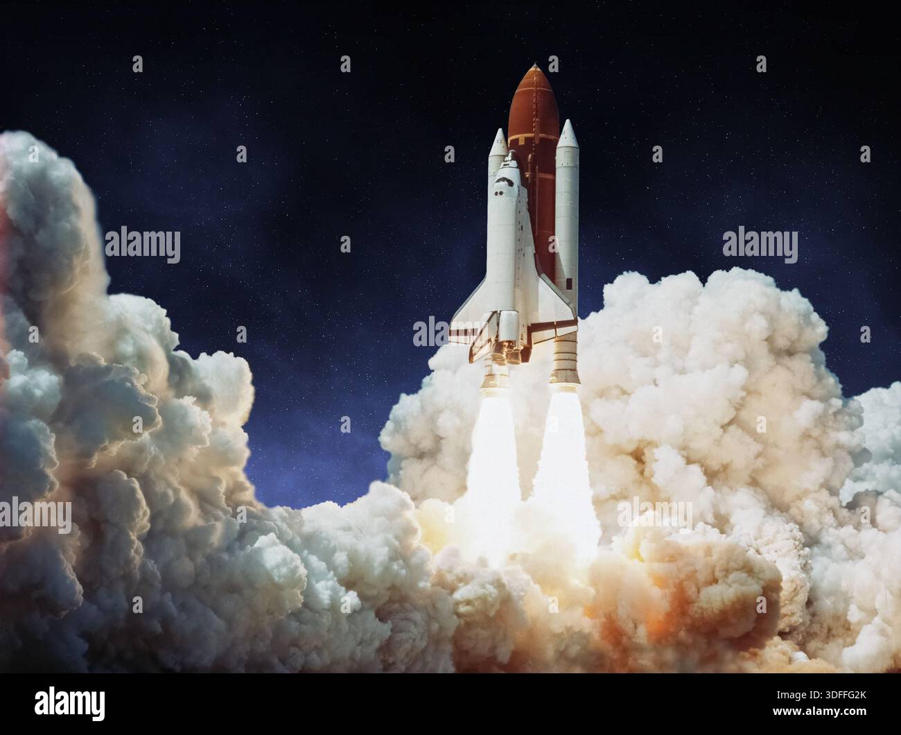Raketenauftrieb. Ein Space Shuttle startet ins All. Das Raumschiff fährt in Richtung Sternenhimmel. Elemente dieses Bildes, bereitgestellt von der NASA. Stockfoto
