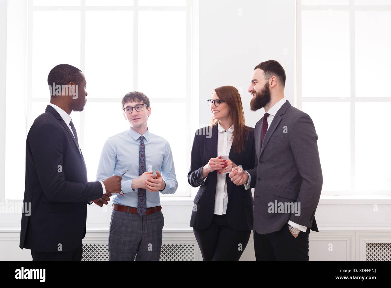 Multiethnisches Firmentreffen erfolgreicher Manager in formeller Kleidung im Büro, Geschäftsleute mit Kopierraum Stockfoto