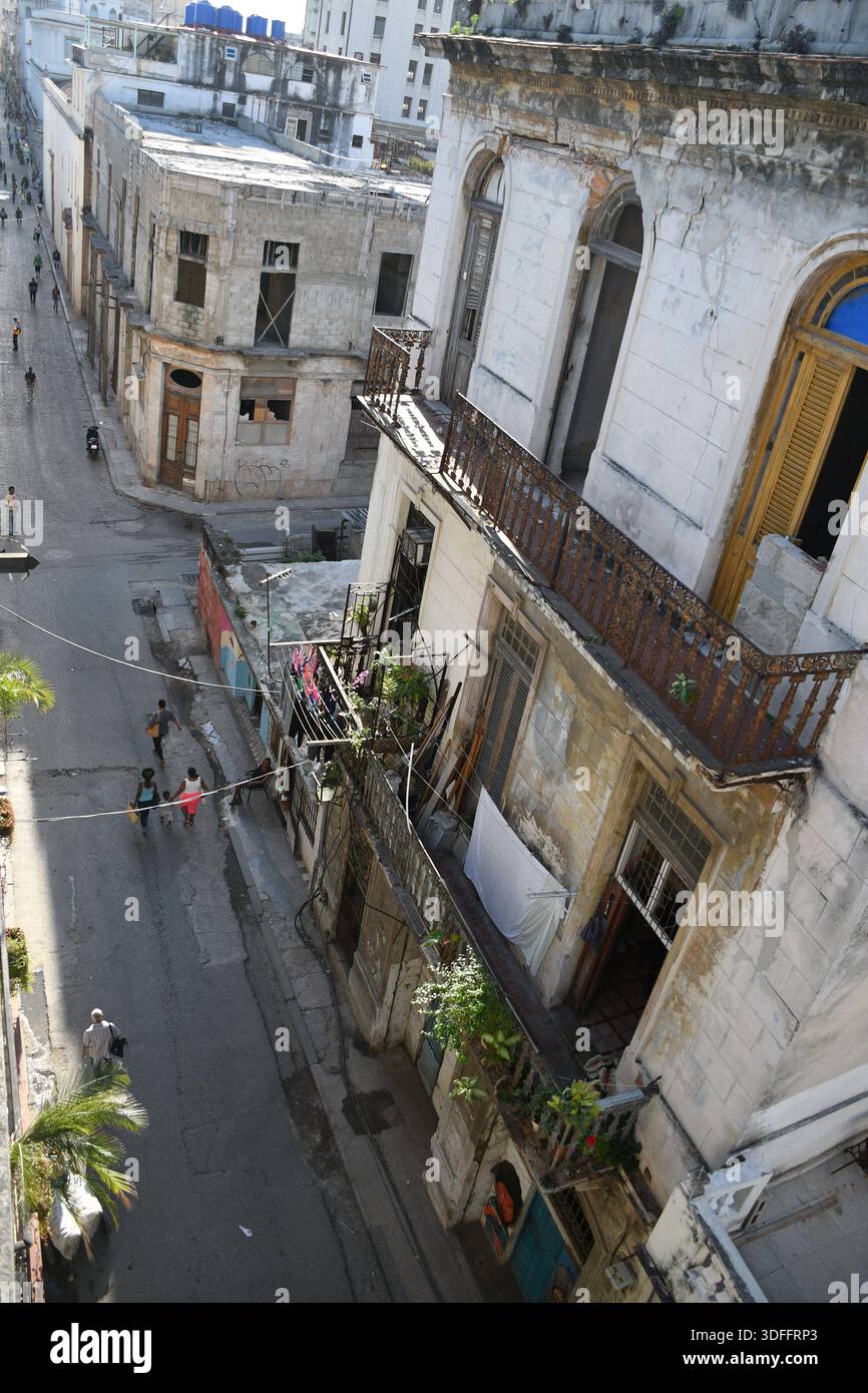 Verwitterte Wohngebäude und enge Straße in einem alten Havanna-Viertel, Kuba Stockfoto