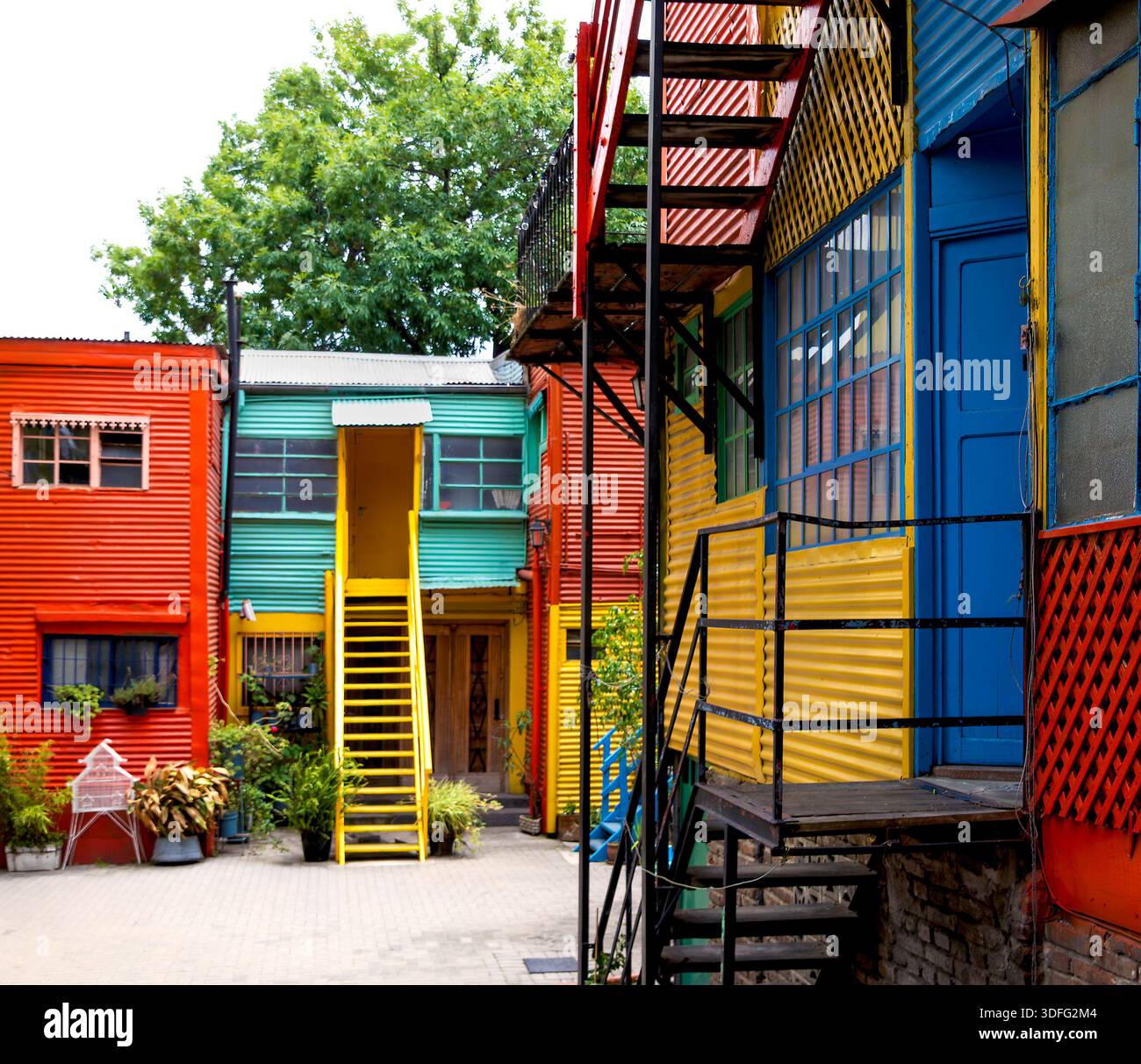 Farbenfrohe Häuser und Innenhof in La Boca, Buenos Aires, Argentinien Stockfoto