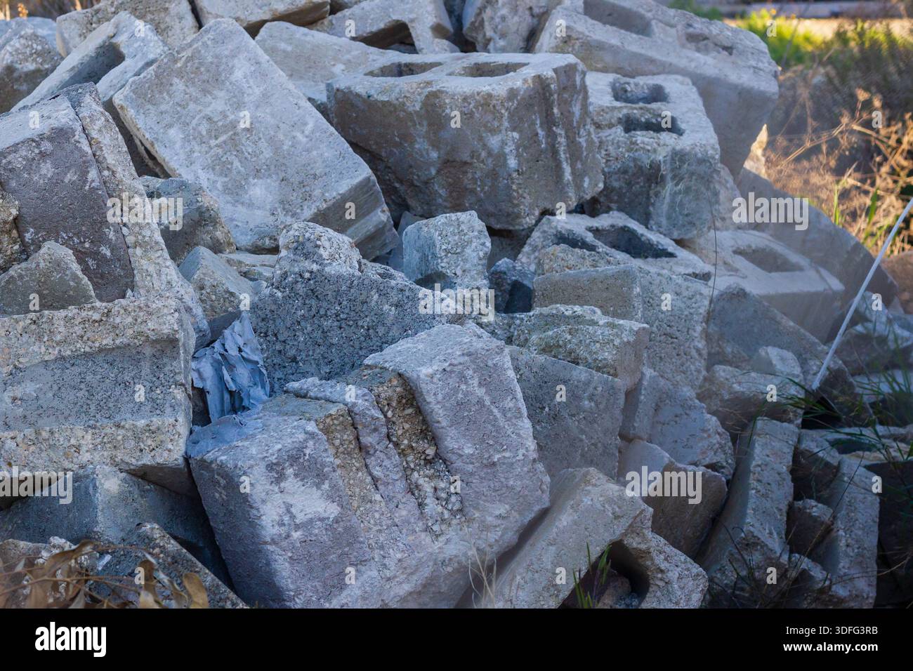 Robuster Haufen Von Betonblöcken Und Schutt Auf Baustellen Im Freien Stockfoto