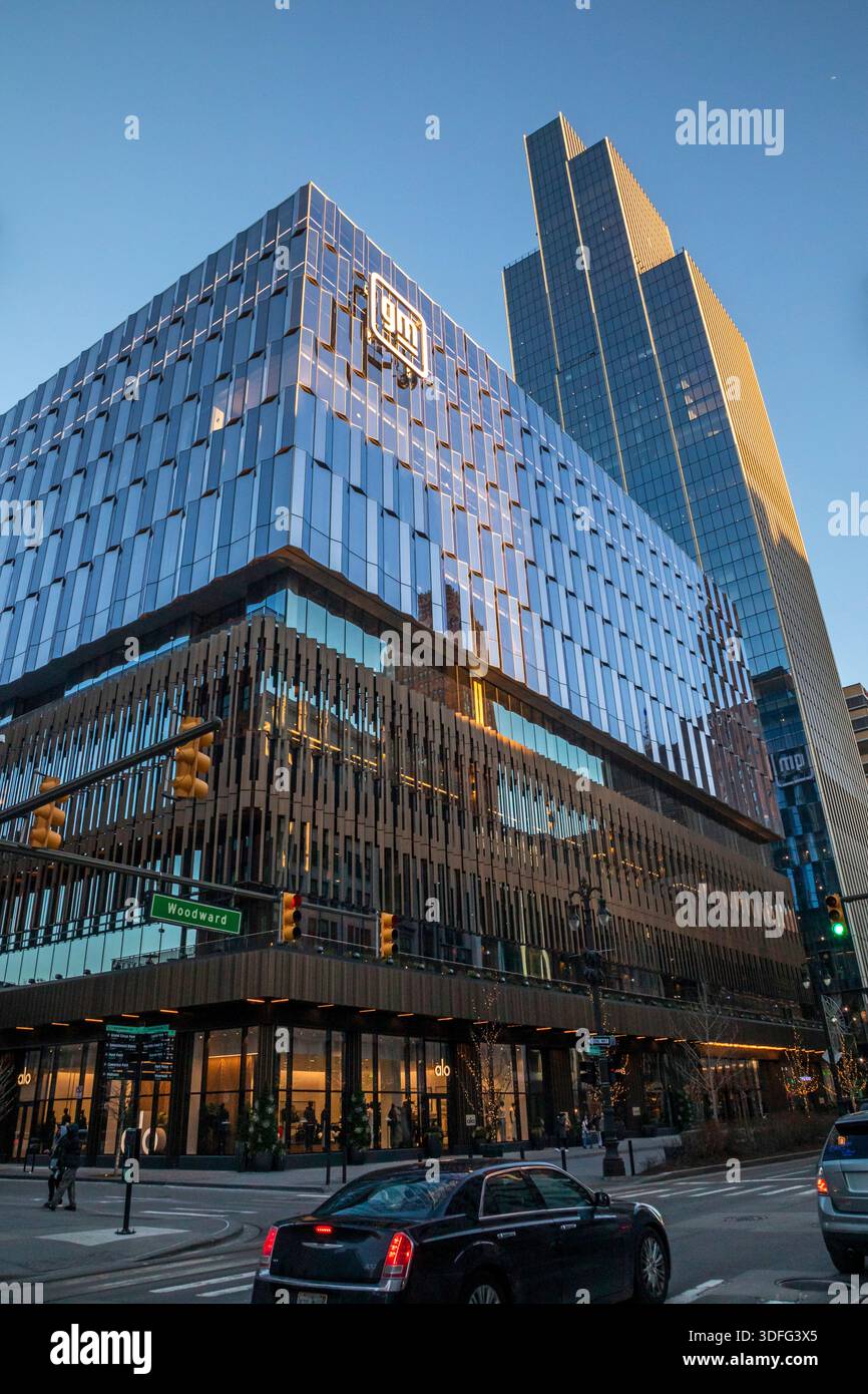 Detroit, Michigan - General Motors' neues Hauptquartier in der Hudson's Detroit Entwicklung. Das höhere Gebäude, das noch im Bau ist, wird einen beherbergen Stockfoto