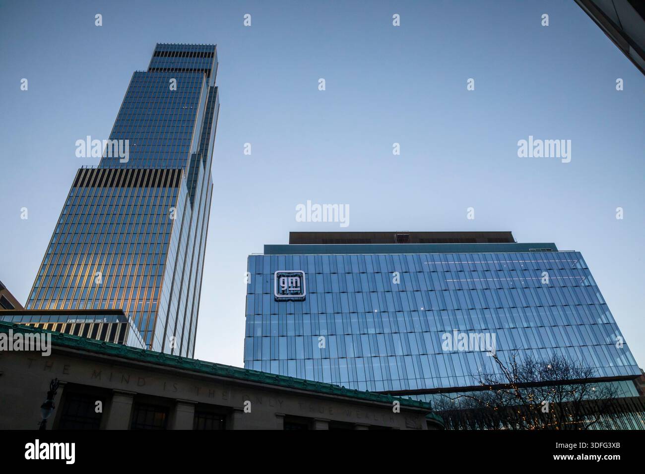 Detroit, Michigan – General Motors' neues Hauptquartier (rechts) in der Entwicklung von Hudson's Detroit. Das höhere Gebäude, das noch im Bau ist, will Stockfoto