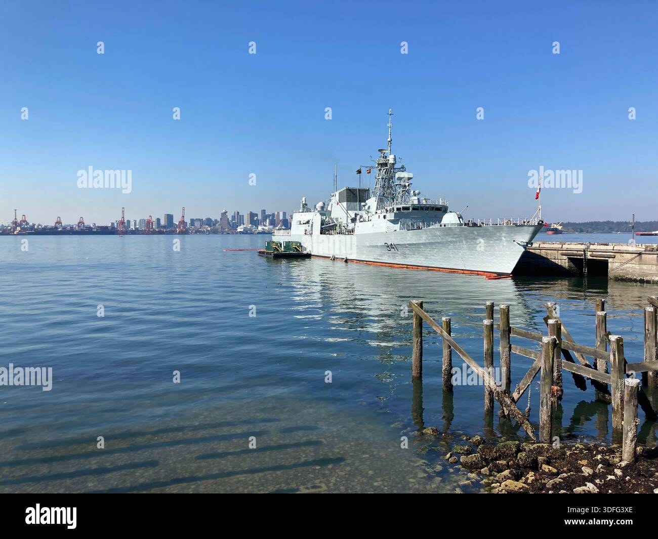 HMCS Ottawa, eine Fregatte der Halifax-Klasse der Royal Canadian Navy, dockte am Burrard Dry Dock Pier in North Vancouver an. Skyline von Vancouver im Hintergrund. Stockfoto