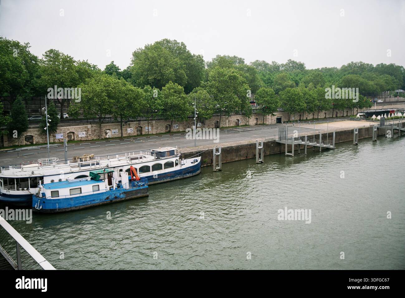 Bercy Bezirk Ton seine Fluss - Nebel am Morgen in Paris - Stadt der Liebe; Boote auf der seine Stockfoto