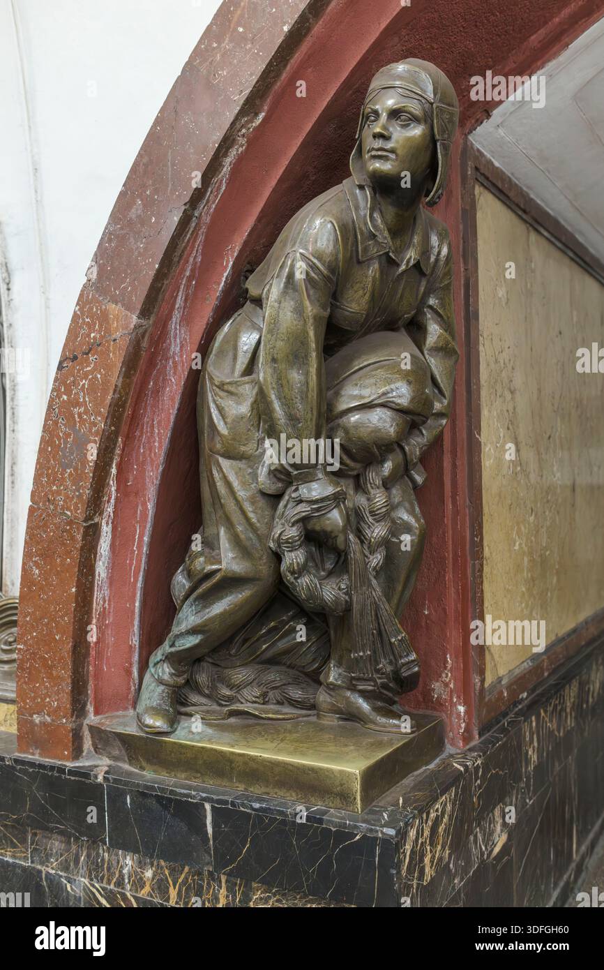Statue der Fliegerfrau, Ploschtschad Revolyutsii, 1938, Moskauer U-Bahn-Station im Inneren, Moskau, Russland Stockfoto