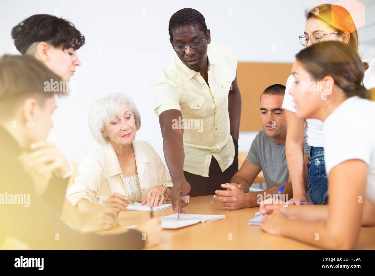 Gruppe von Personen, die an einem Sprachkurs teilnehmen Stockfoto