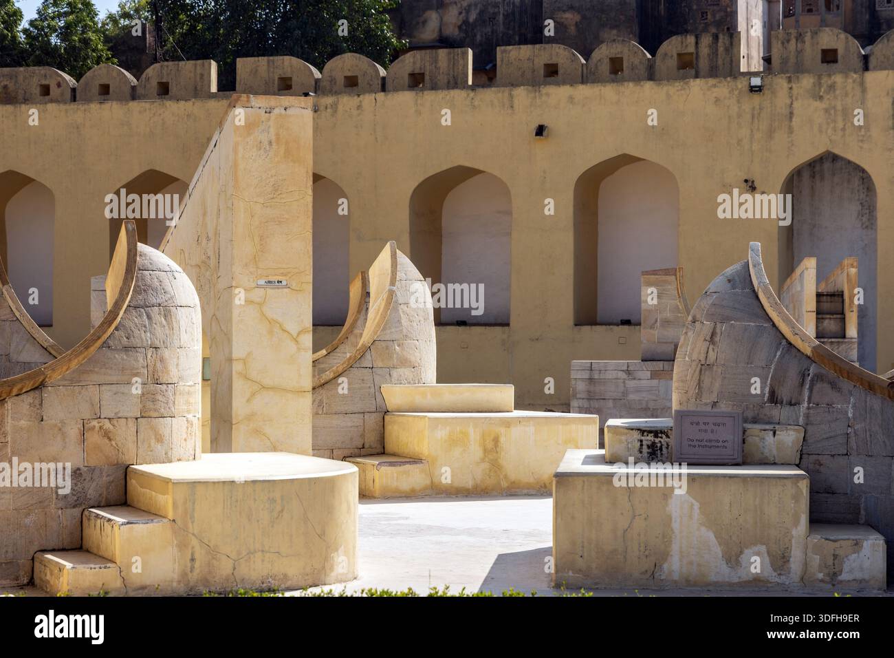 Jantar Mantar ist ein astronomischer Beobachtungsort in Jaipur, Indien. Stockfoto