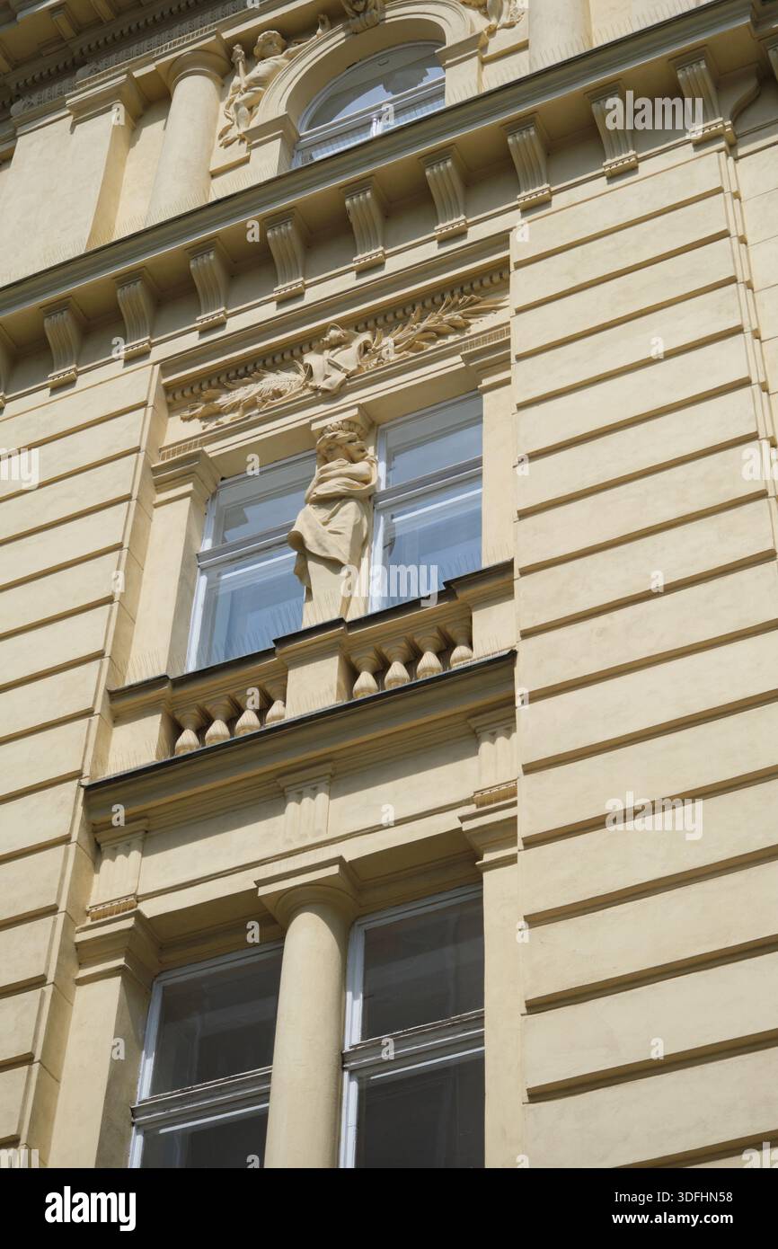 Fangen Sie die zeitlose Eleganz der europäischen Architektur mit dieser Nahaufnahme einer historischen Gebäudefassade ein. Stockfoto
