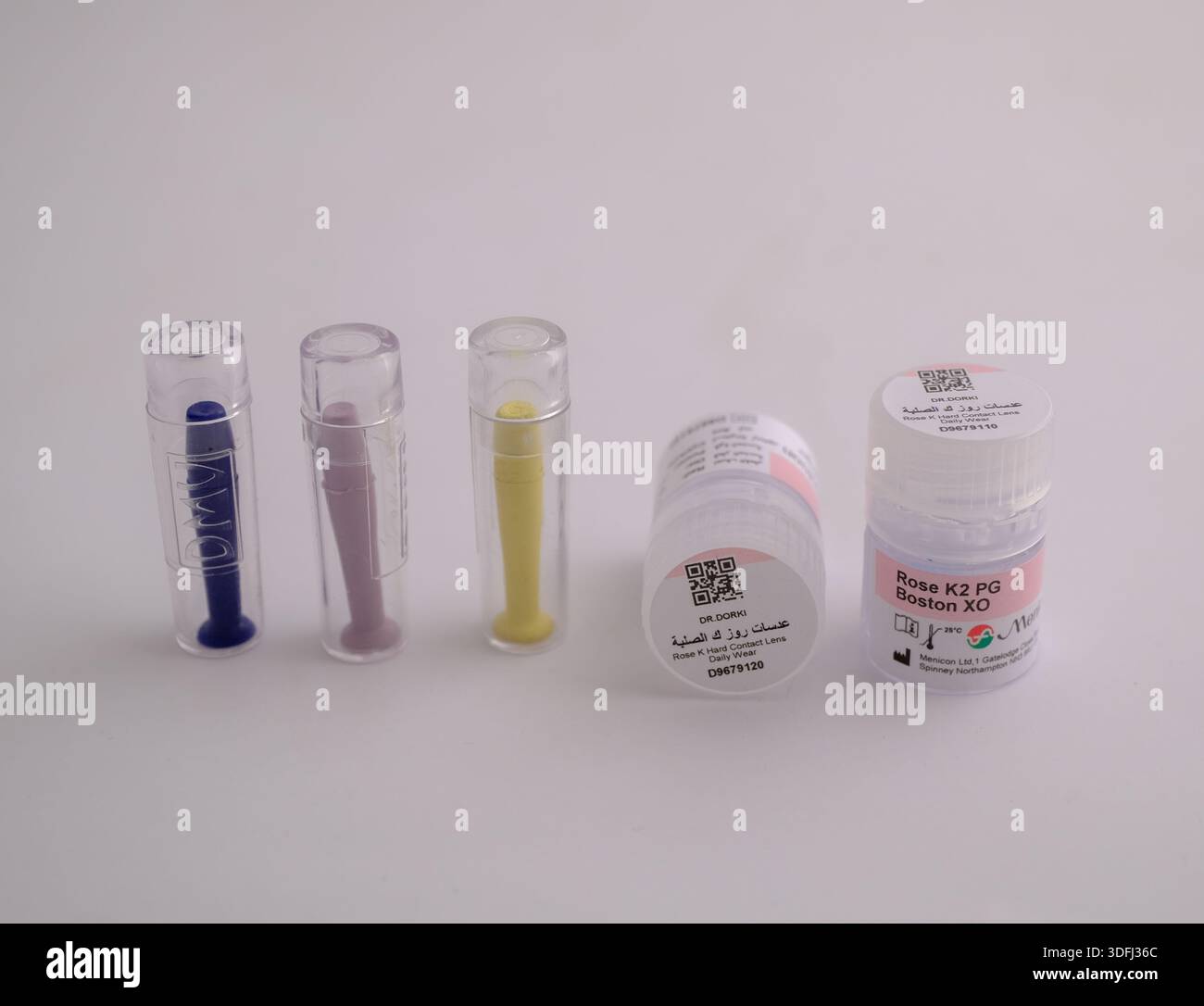 Verschiedene Kosmetikbehälter, einschließlich farbiger Applikatoren und einem mit „Rose K2 PG“ gekennzeichneten Becher Stockfoto