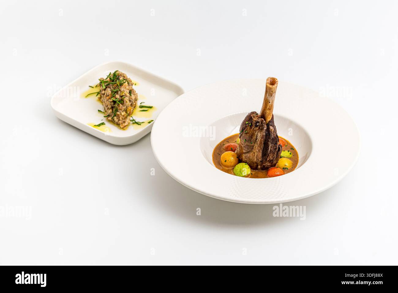 Traditionelle langsam gekochte geschmorte Lammkeule oder Lammkeule mit Saucen Stockfoto