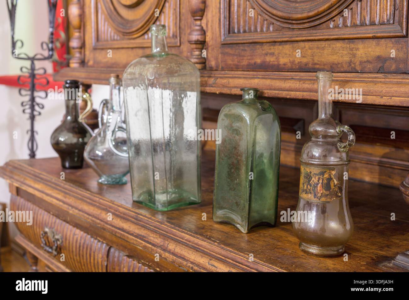 Vintage Glasflaschen, Ershow Haus, Museum der russischen Händler, Gorokhowez, Region Wladimir, Russland Stockfoto