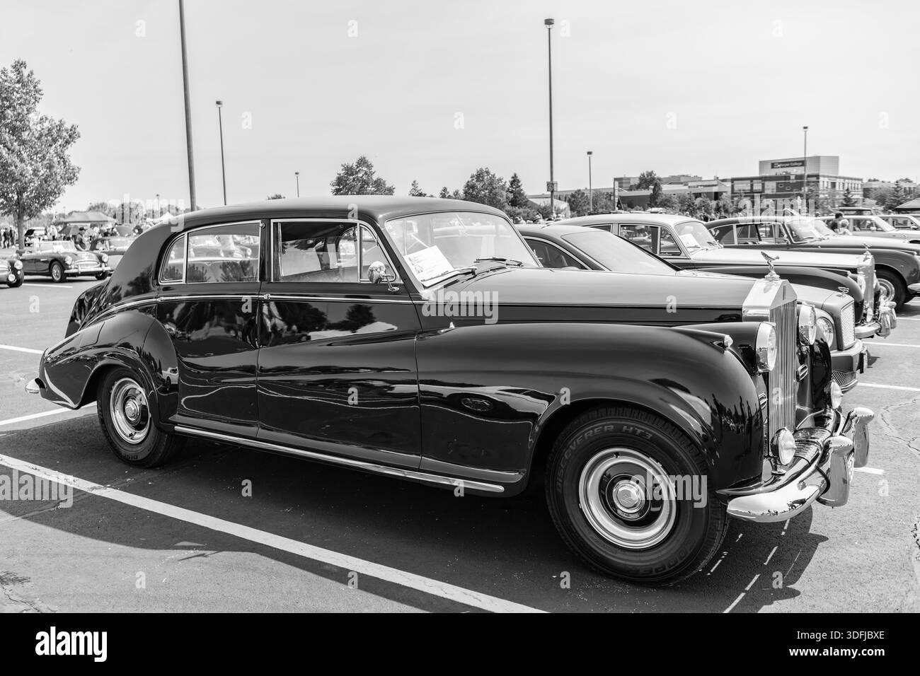Chicago, Illinois, USA - 08. September 2024: Rolls Royce Silver Wraith Fahrzeug, Eckansicht. Retro-Oldtimer. Rollt Royce Silver Wraith Auto. Rollen Stockfoto
