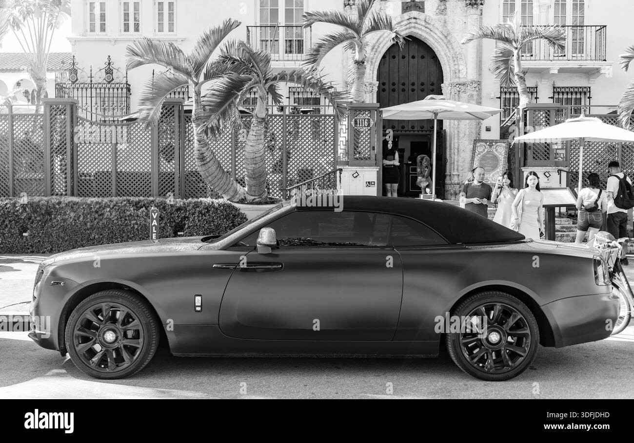 Miami, Florida, USA - 17. Dezember 2024: Roter Luxuswagen des Rolls Royce Wraith-Modells. Auto von Rolls Royce parkt im Freien. Royce Wraith, Seitenansicht Stockfoto