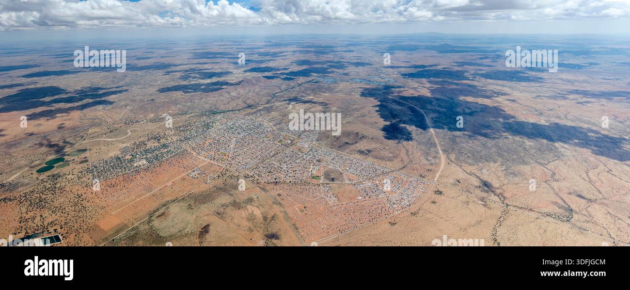 Luftbild aus Nordosten mit Rehoboth Stadt und Township, aufgenommen von einem Segelflugzeug im hellen Licht des späten Frühlings, Hardap, Namibia Stockfoto