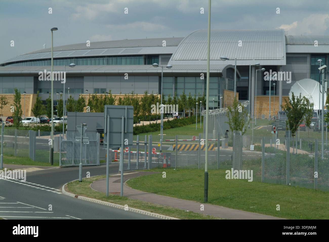 GCHQ Cheltenham, die Doughnut, Nachrichtendienst- und Sicherheitsorganisation des Hauptquartiers der Regierung, die für die Bereitstellung von Signalen zuständig ist Stockfoto