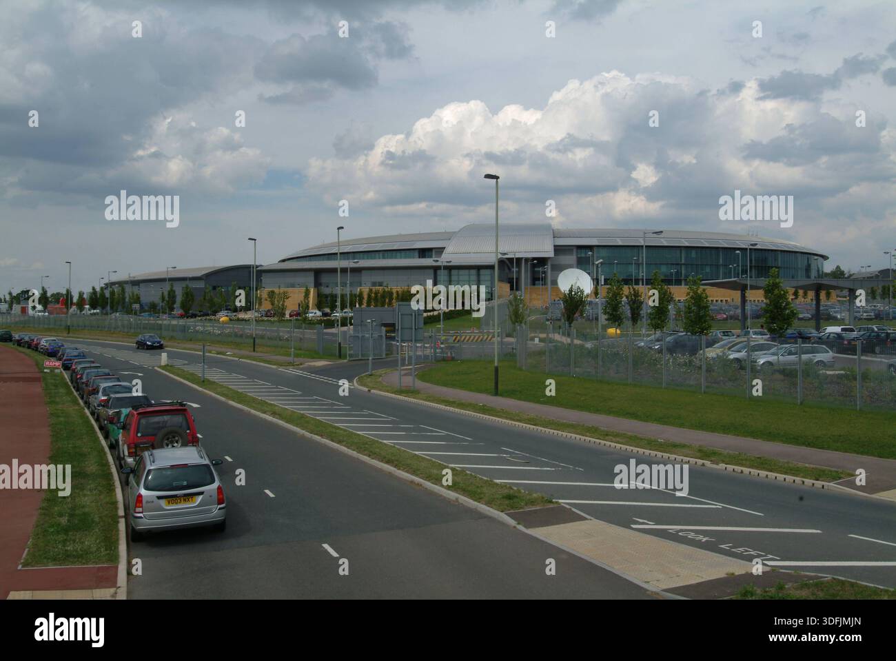 GCHQ Cheltenham, die Doughnut, Nachrichtendienst- und Sicherheitsorganisation des Hauptquartiers der Regierung, die für die Bereitstellung von Signalen zuständig ist Stockfoto