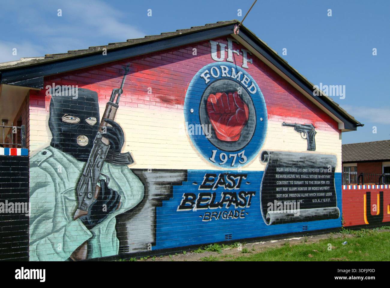 UUFF-Wandbild und eine Kirchenfassade, Belfast. - Belfast, Vereinigtes Königreich: Mai 2022 Stockfoto