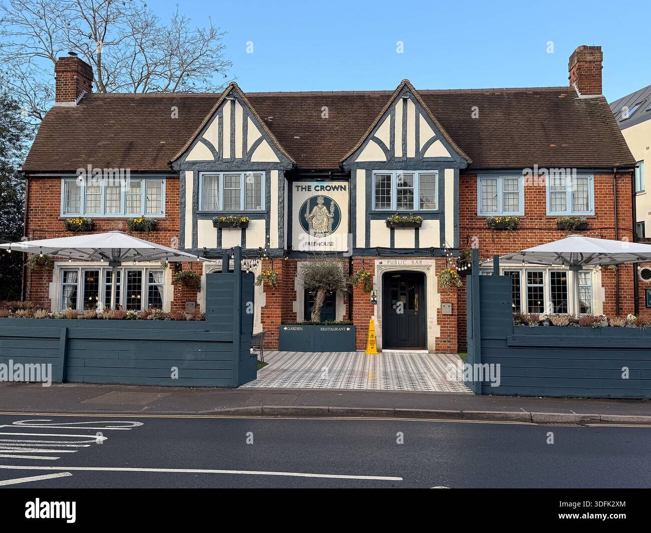 Egham, Surrey, Großbritannien. Januar 2026. Das Crown Pub in Egham, Surrey. City AM hat berichtet, dass „Finanzbeamte sind bereit, auf die Steueränderungen, die im Herbst-Budget angekündigt werden, nach mehreren Berichten, nachdem es viele Pubs mit einer riesigen Erhöhung ihrer Gesamtrechnung konfrontiert, obwohl Gaststättenunternehmen eine Senkung von 5 Pence angeboten wurde. Der Tory-Führer Kemi Badenoch hat die jüngste Wende der Regierung angegriffen und gewarnt, dass fortwährende „chaotische Umkehrungen“ ein „großes Loch“ in Rachel Reeves' Zahlen aufgeblasen und das Budget vom November „alles außer nutzlos“ gemacht hätten.“ Einige Pub-Vermieter in England haben Berichten zufolge Barren Stockfoto
