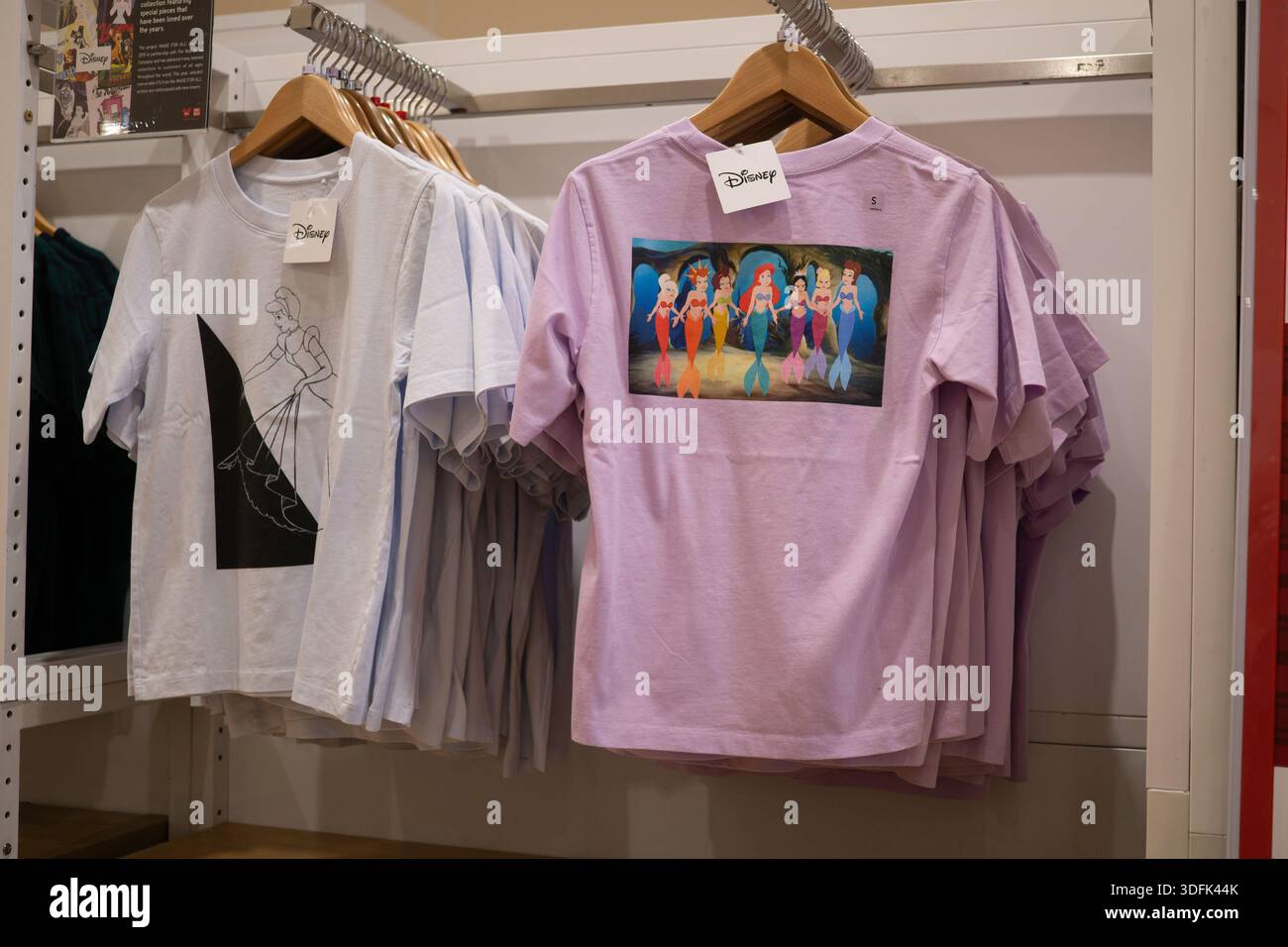 Disney-T-Shirts mit Grafik in einem Uniqlo-Bekleidungsgeschäft in Cebu City, Philippinen, mit lizenzierten Modeartikeln und modernem Einkaufszentrum Stockfoto