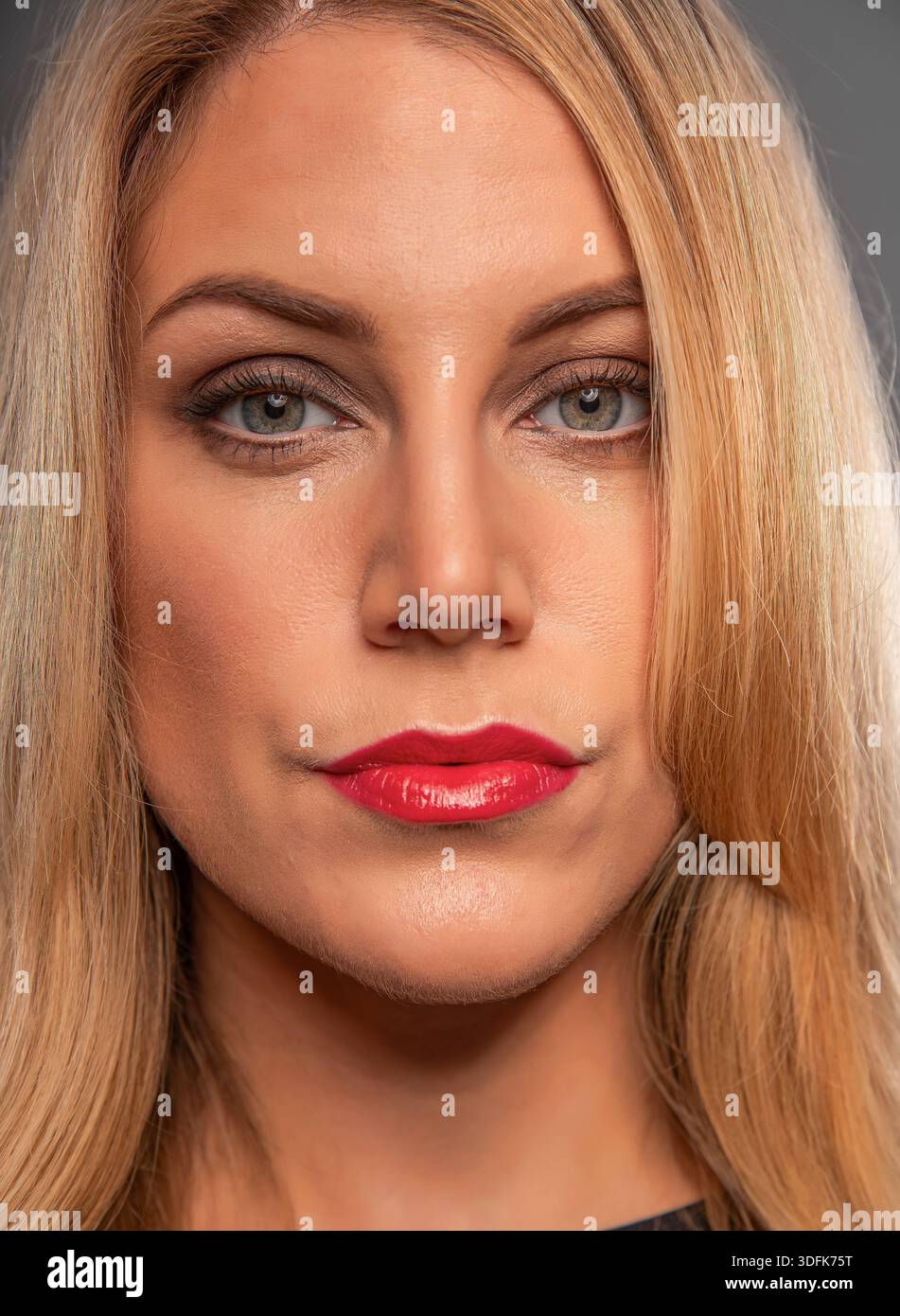 Ein Atelierporträt einer blonden Frau mit blauen Augen Stockfoto
