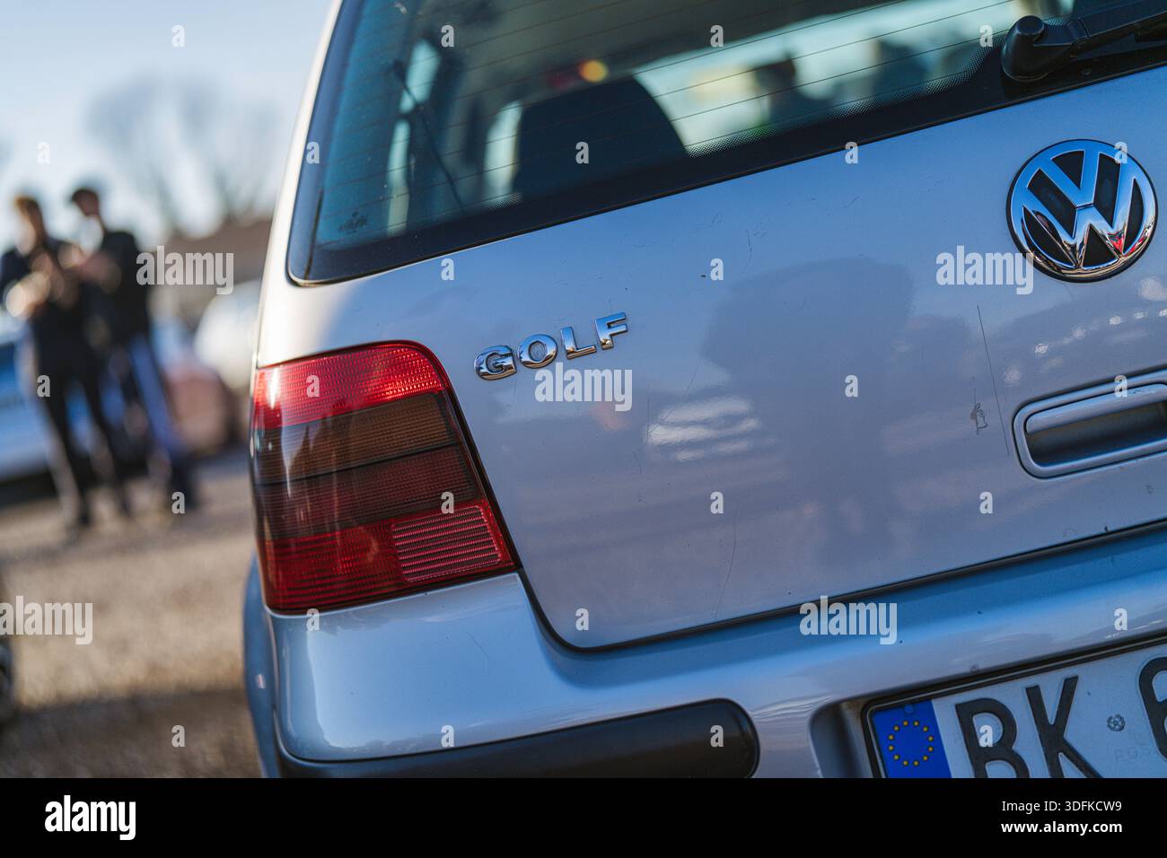 Imola, italien 01. januar 2026: Rückansicht des silbernen volkswagen Golf mit Rücklicht, Golf-Emblem und vw-Logo auf geparktem Fließheck im sonnigen Außenbereich Stockfoto