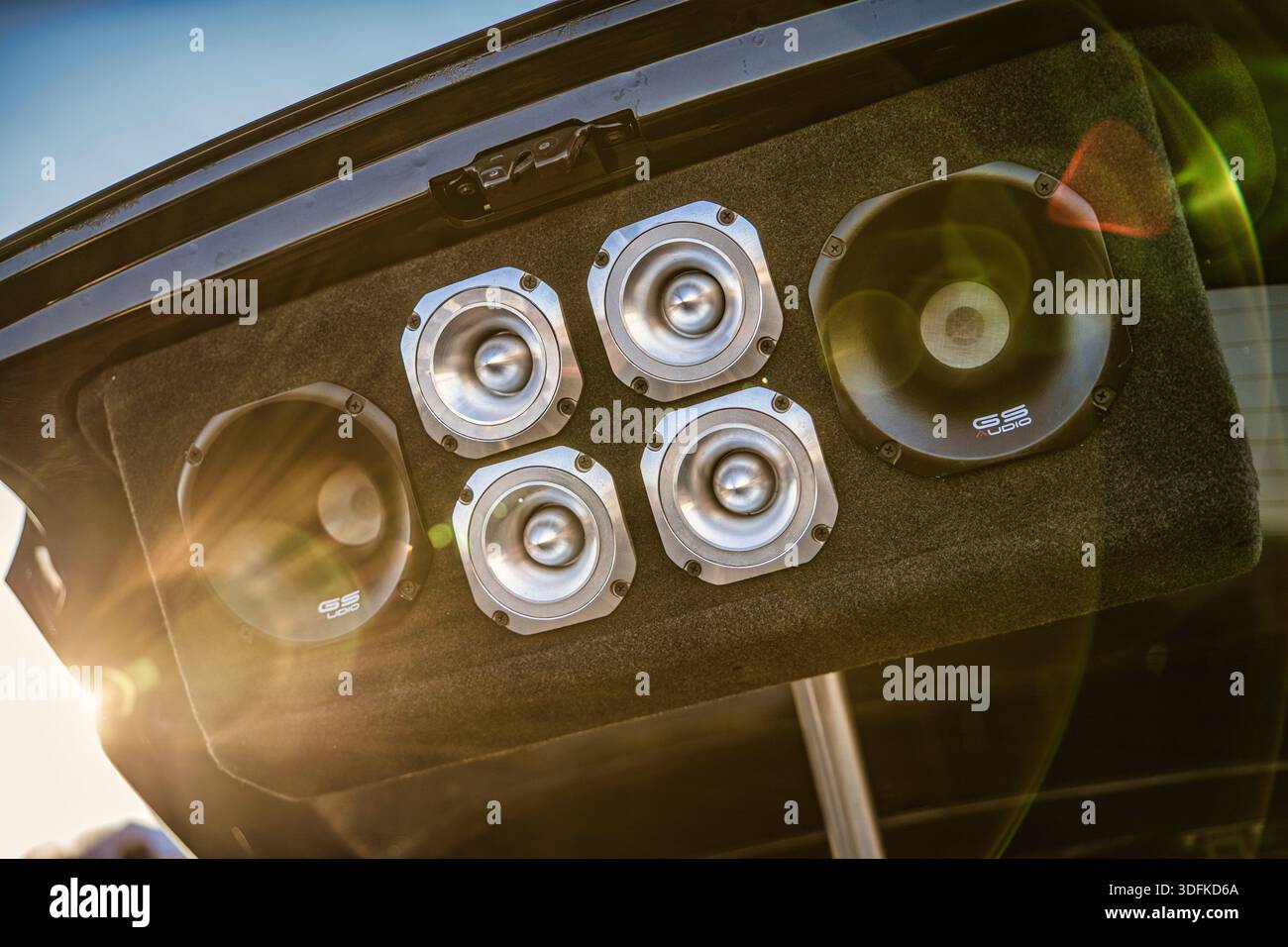 Imola, italien 1. januar 2026: Individuelle Audioeinrichtung für das Auto mit mehreren Lautsprechern, Subwoofern und Hochtönern für kraftvollen Bass und HiFi-Sound Stockfoto