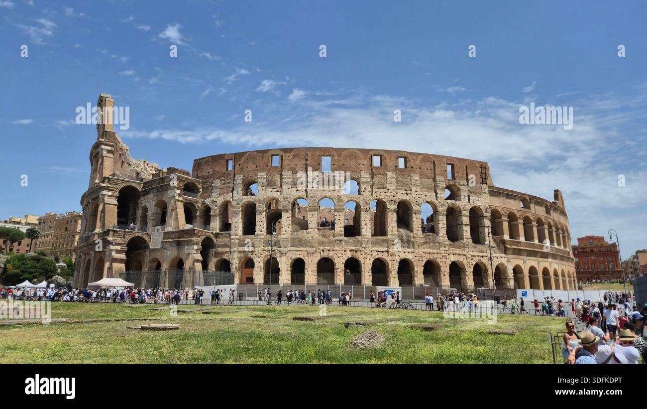 Das antike Kolosseum in Rom, Italien. Roms großes Amphitheater vor blauem Himmel - Smartphone-aufgenommenes Stockfoto