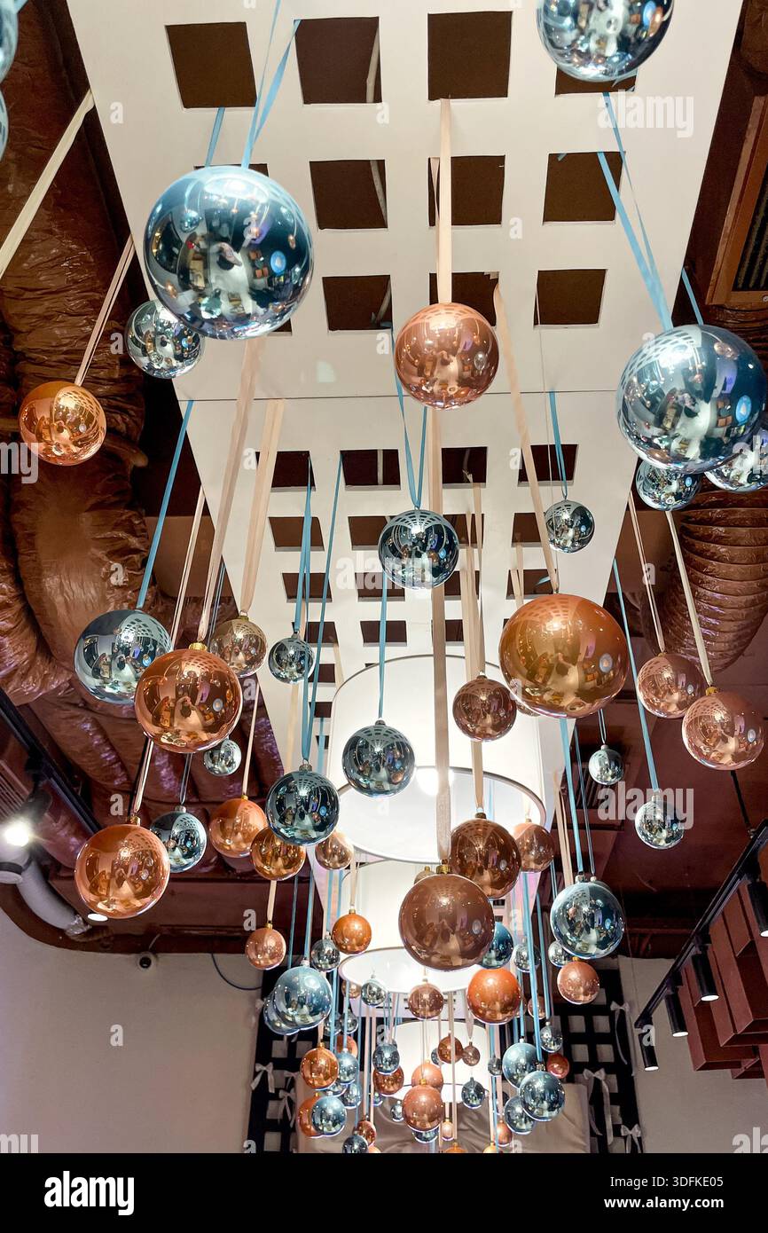 Silvester festliches Dekor Design leuchtende Weihnachtskugeln hängen an der Decke Stockfoto